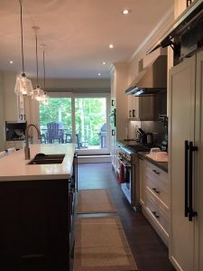 Milman Design Build conducted renovations on an Aurora home, which now includes a fully-equipped kitchen with a sink, cooktop, cabinetry, and various other amenities.